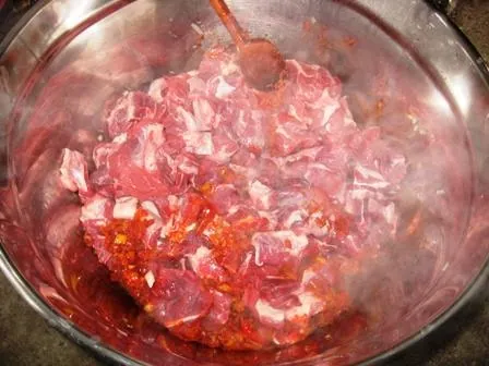 Marha pörkölt bográcsban, ahogy Robi készíti