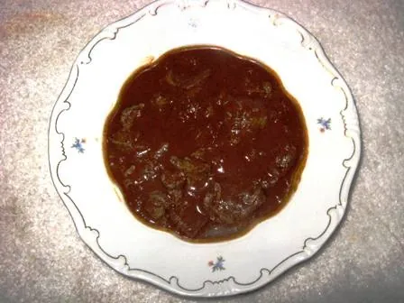 Marha pörkölt bográcsban, ahogy Robi készíti