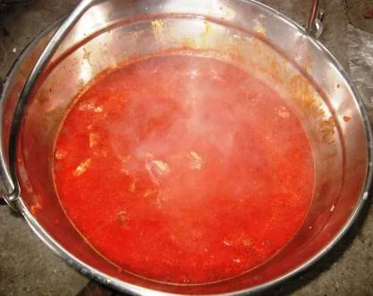 Marha pörkölt bográcsban, ahogy Robi készíti